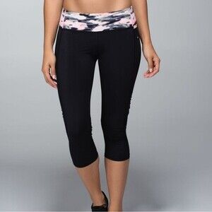 Lululemon Water Bound Crop in Black/Wamo Camo Barely Pink, Size 6